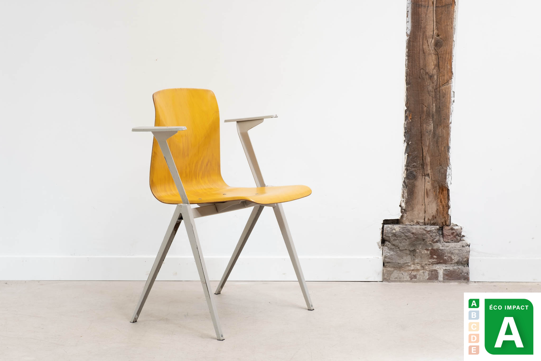 Chaise Galvanitas S22 accoudoirs multicolores