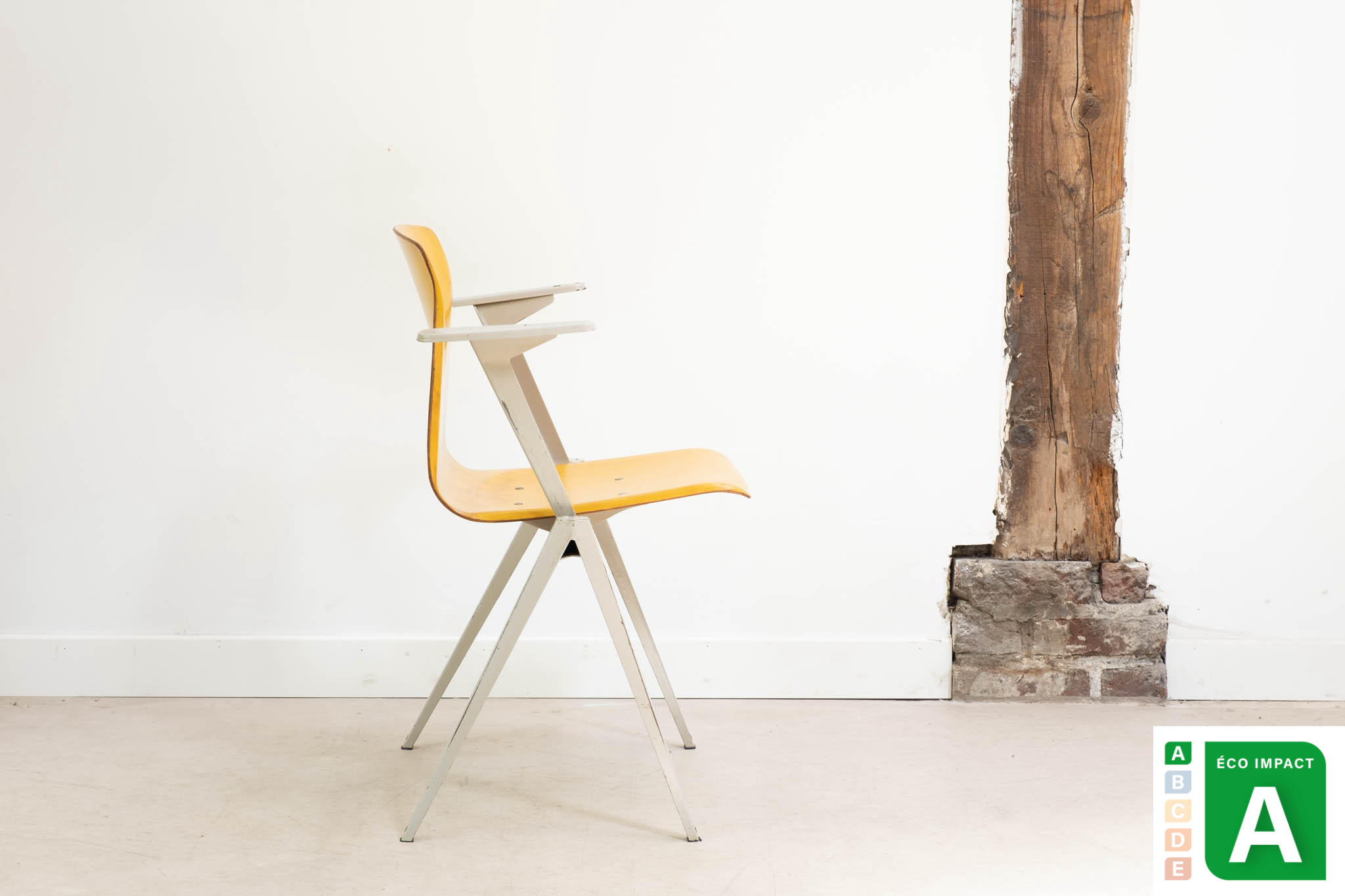 Chaise Galvanitas S22 accoudoirs multicolores Cartel de Belleville