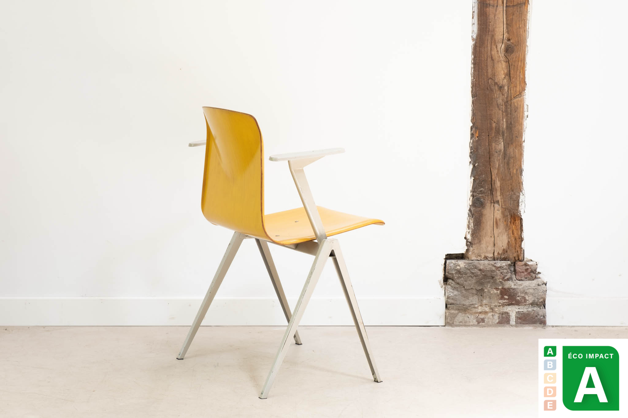 Chaise Galvanitas S22 accoudoirs multicolores