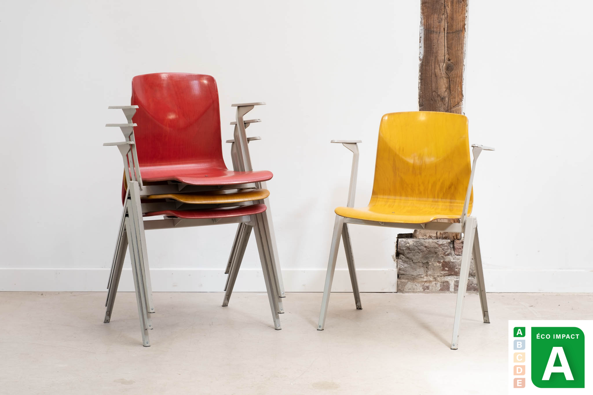 Chaise Galvanitas S22 accoudoirs multicolores Cartel de Belleville