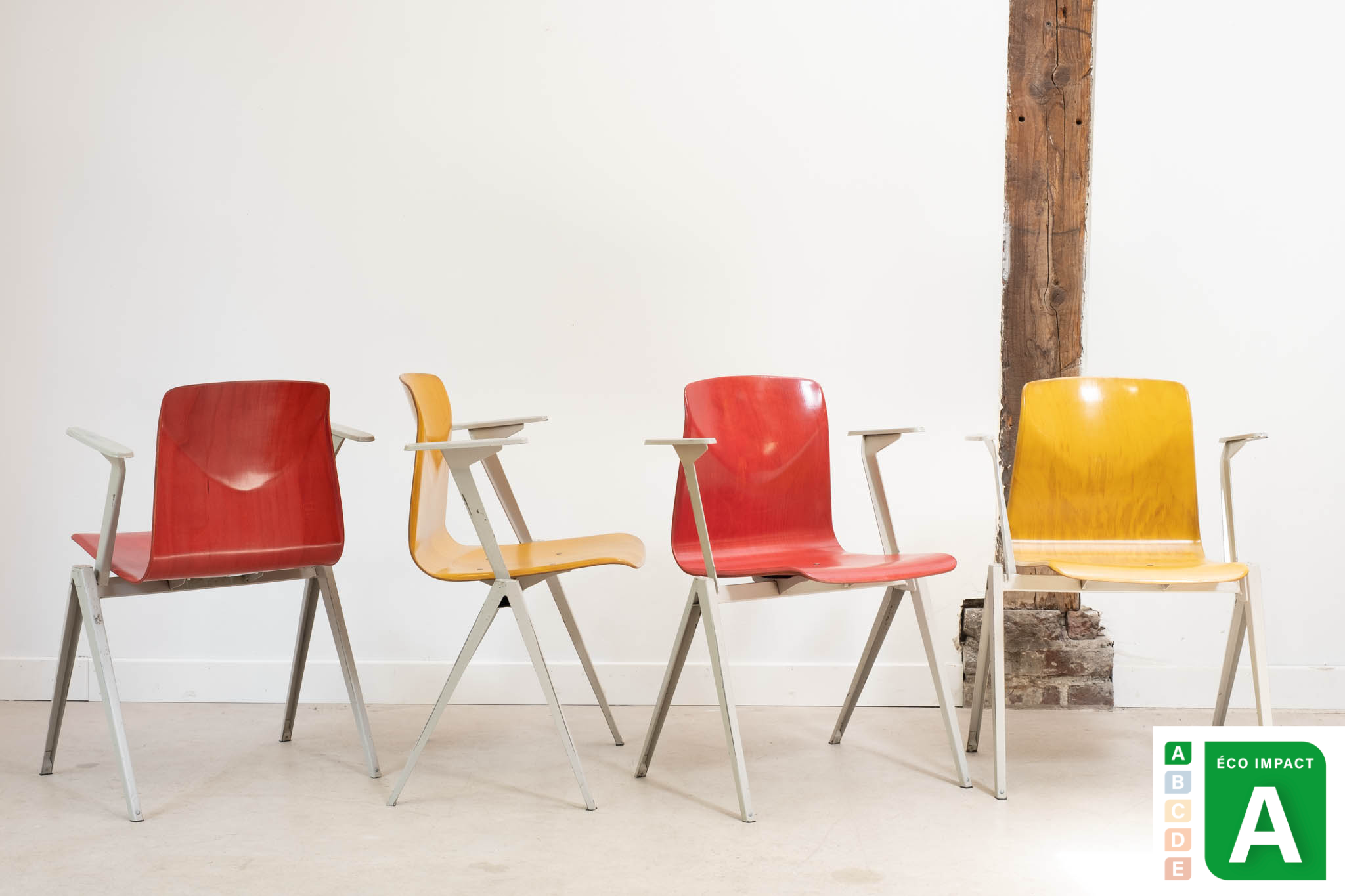 Chaise Galvanitas S22 accoudoirs multicolores