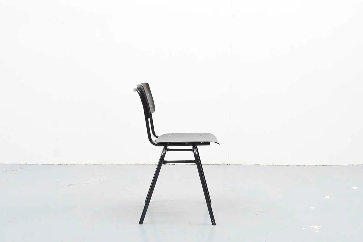 Chaise Ahrend noir Cartel de Belleville