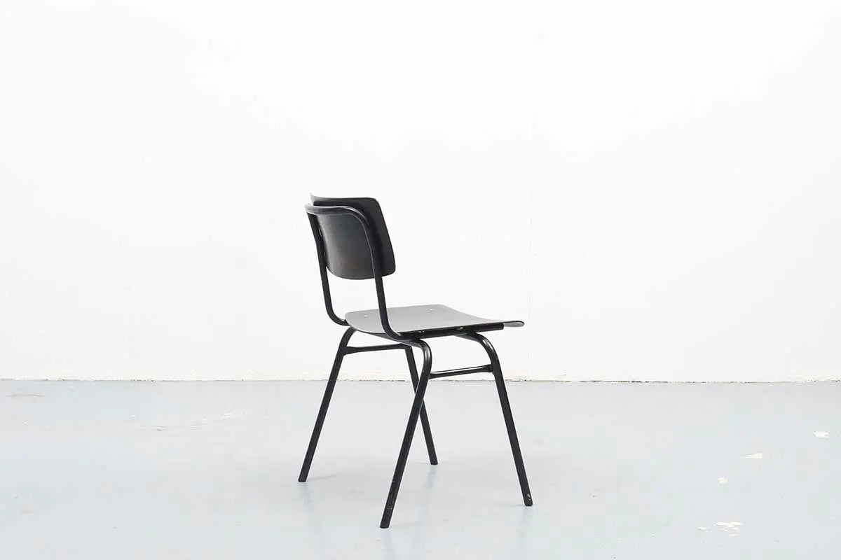 Chaise Ahrend noir Cartel de Belleville