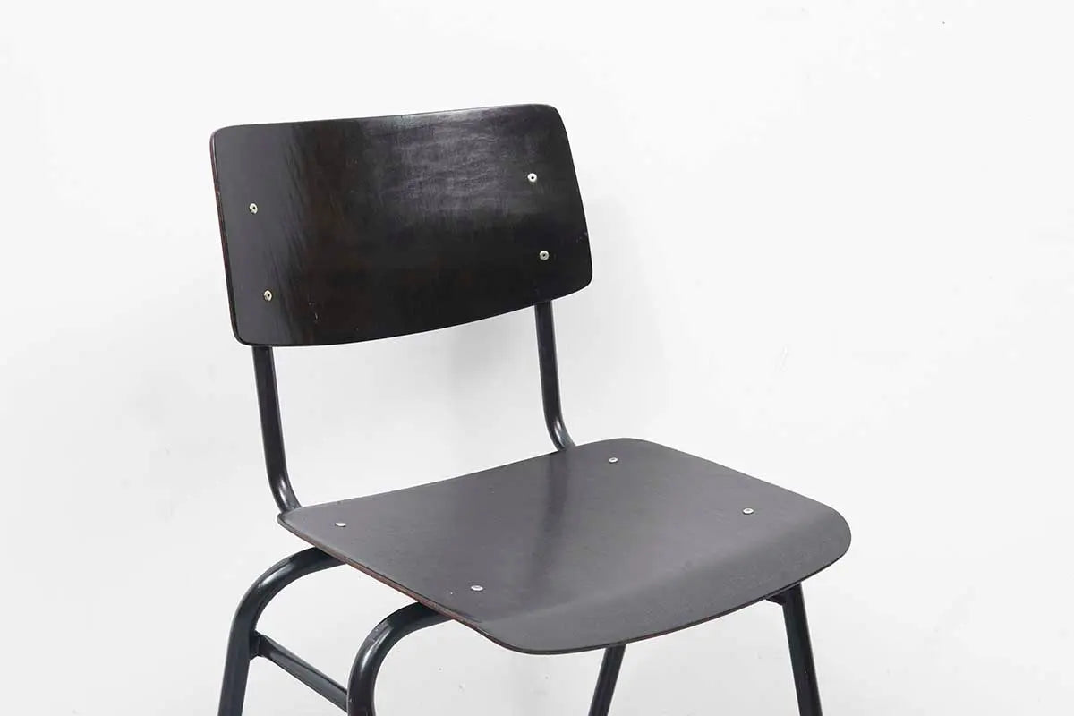 Chaise Ahrend noir Cartel de Belleville