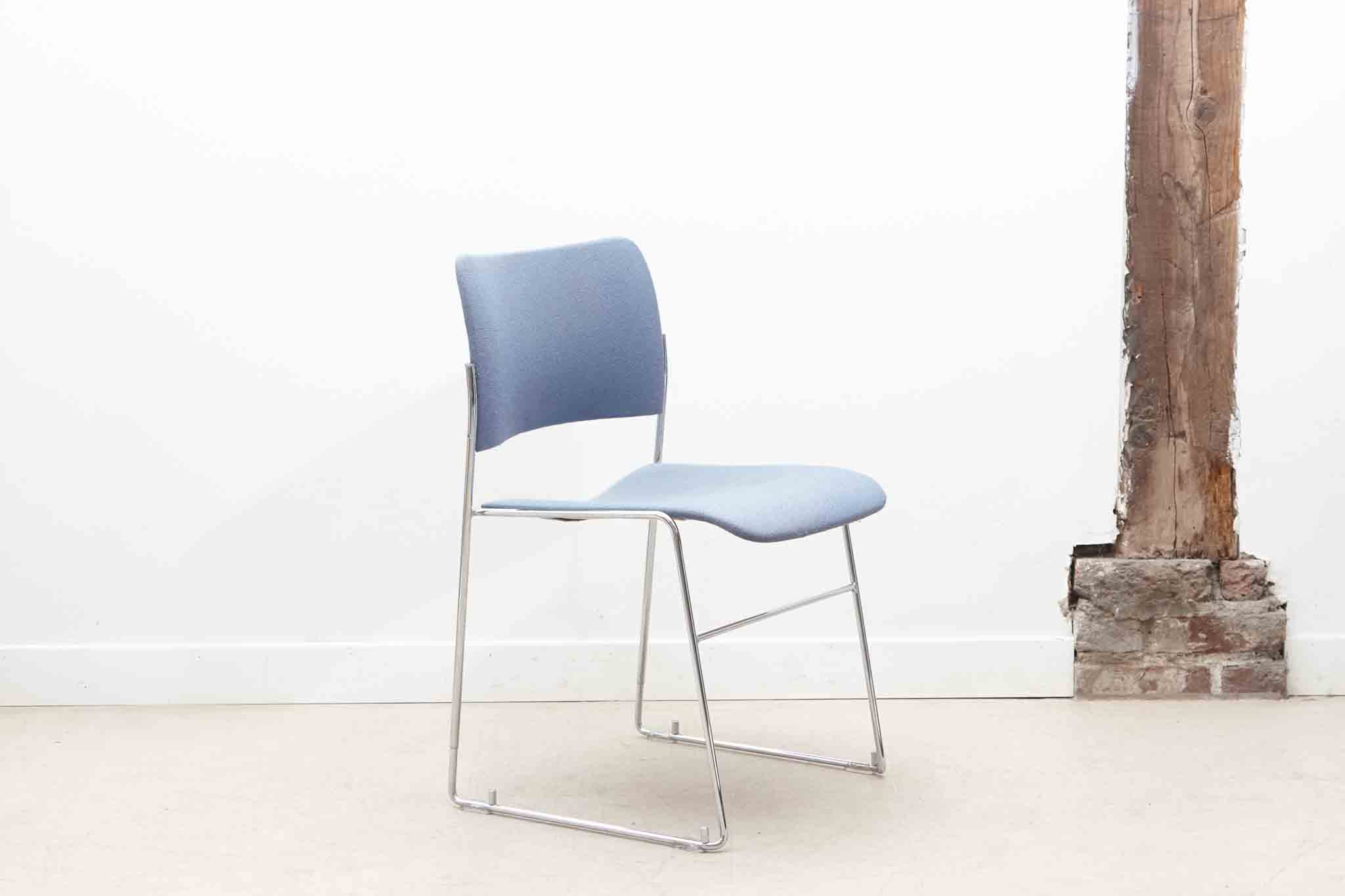 Chaise Howe 4/40 bleue par David Rowland