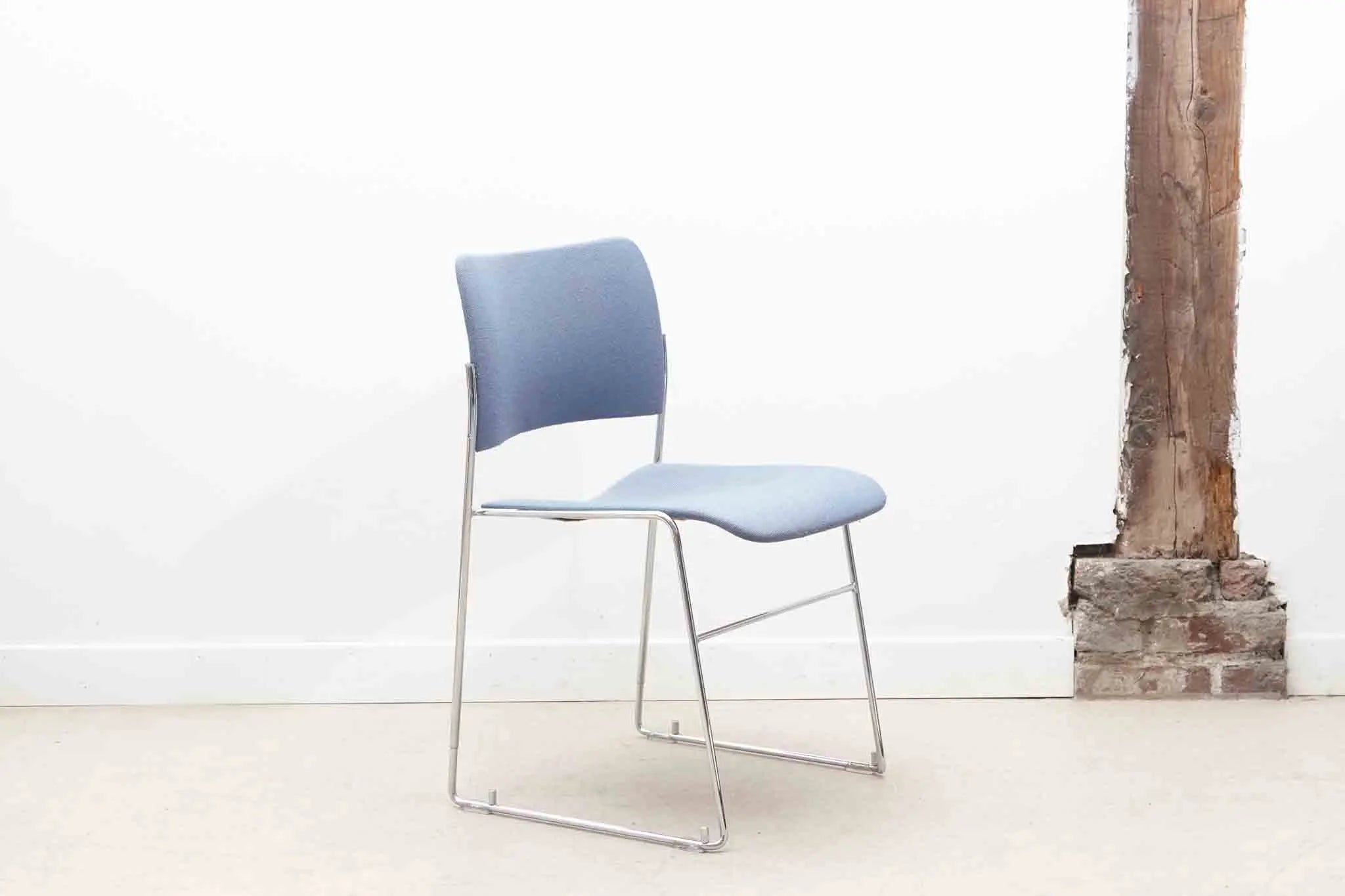 Chaise Howe 4/40 bleue par David Rowland Cartel de Belleville
