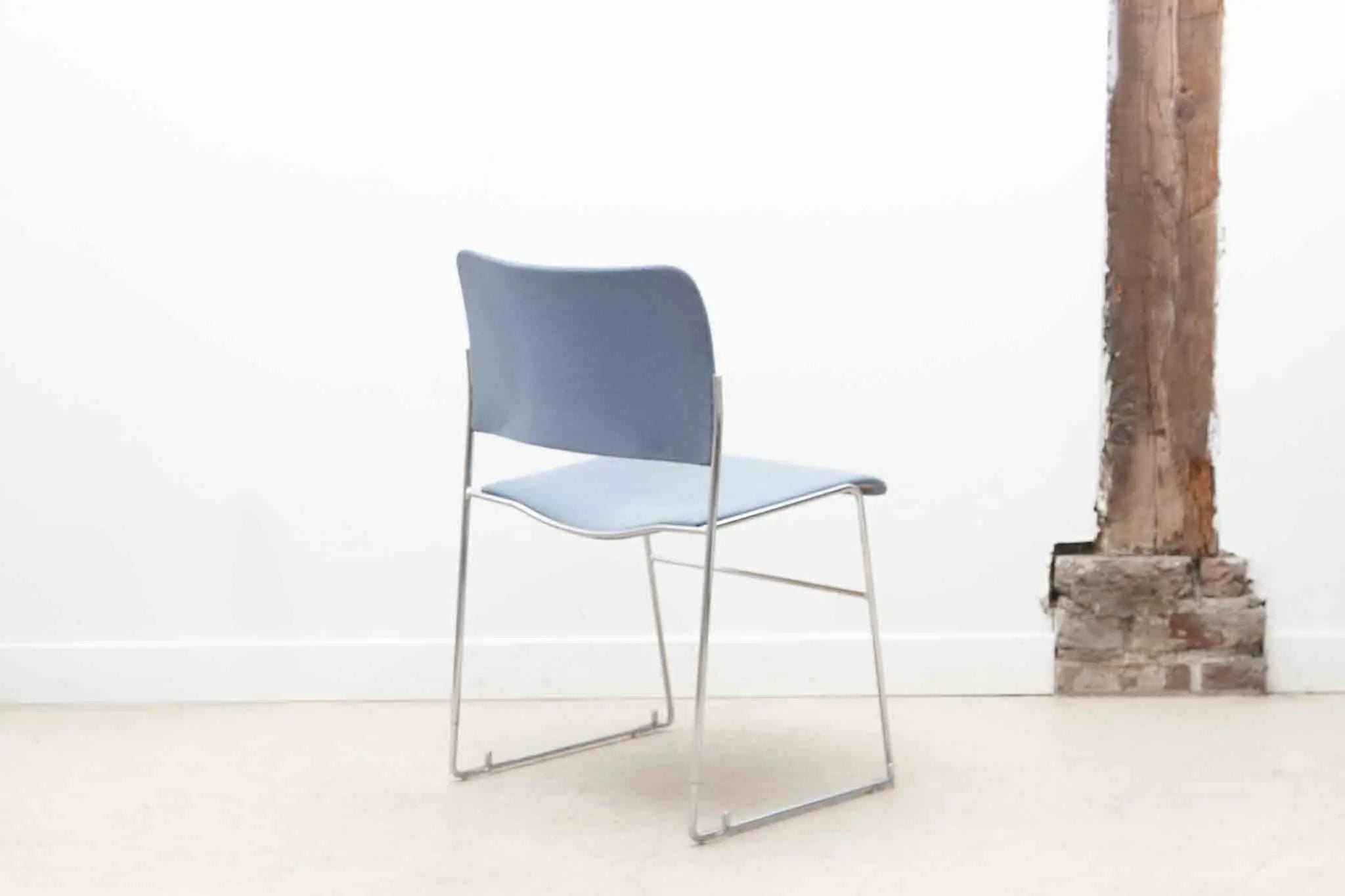 Chaise Howe 4/40 bleue par David Rowland Cartel de Belleville