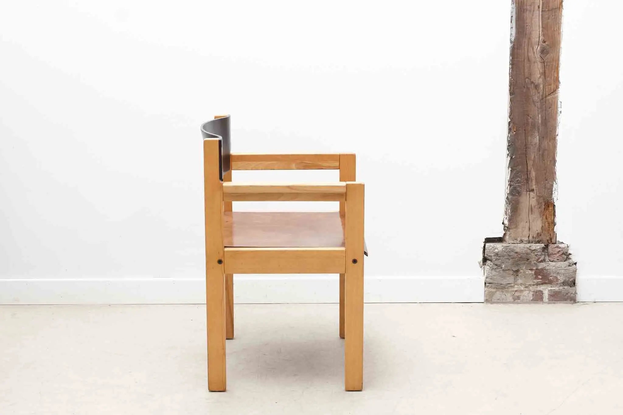 Chaise scandinave avec accoudoirs ébène / hêtre Cartel de Belleville