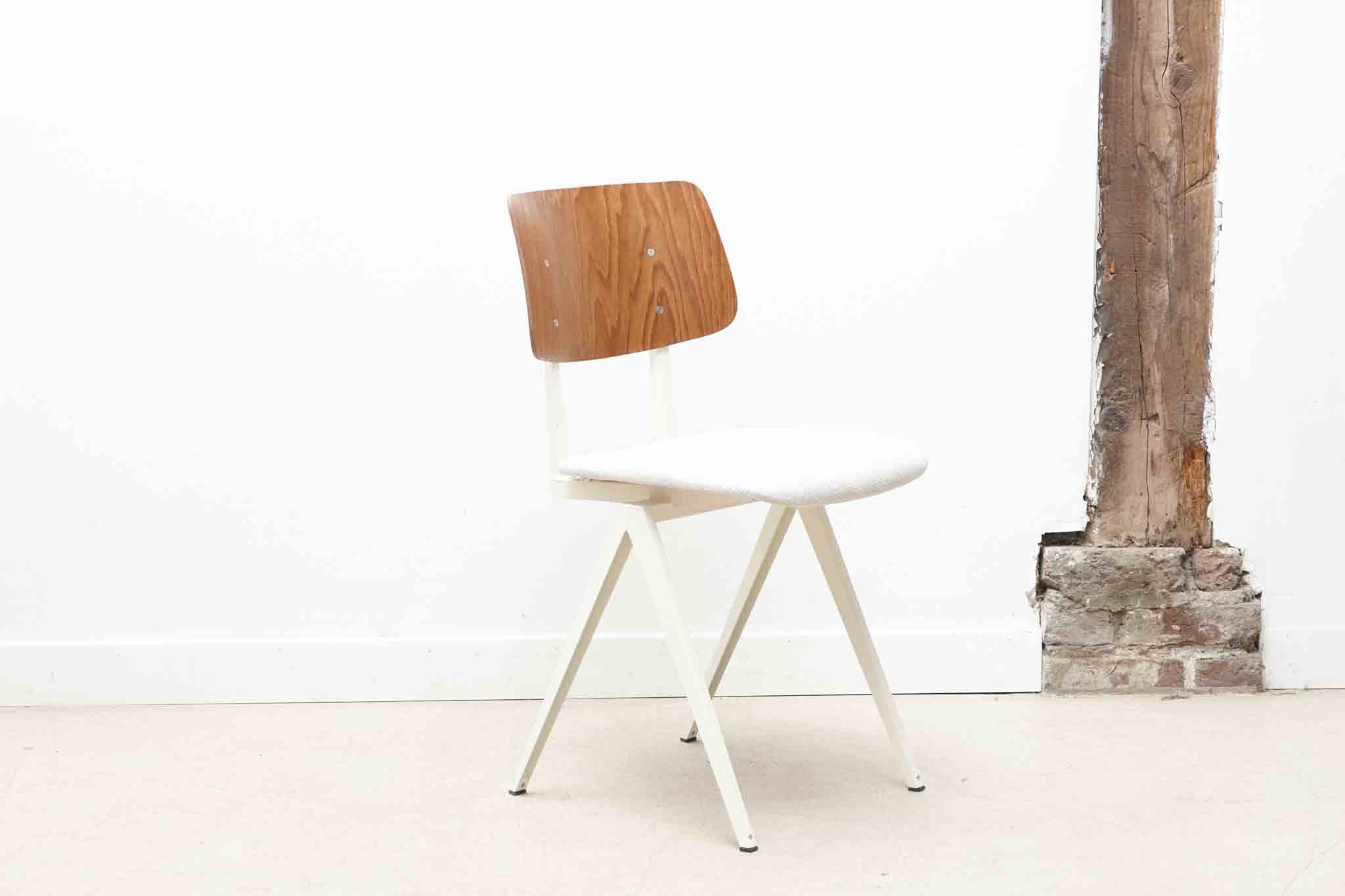 Chaise Galvanitas S16 réédition chêne tapissée