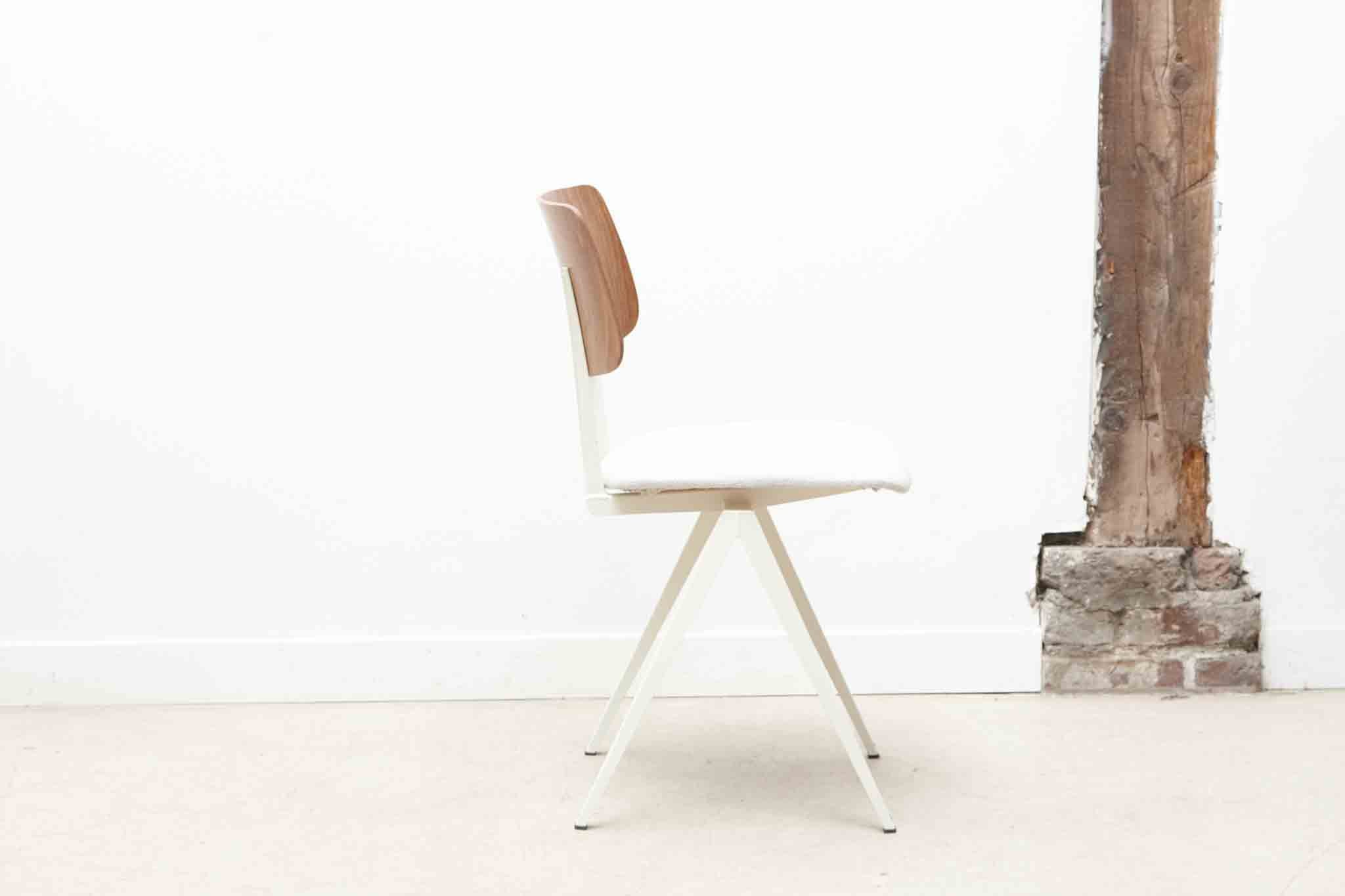 Chaise Galvanitas S16 réédition chêne tapissée Cartel de Belleville