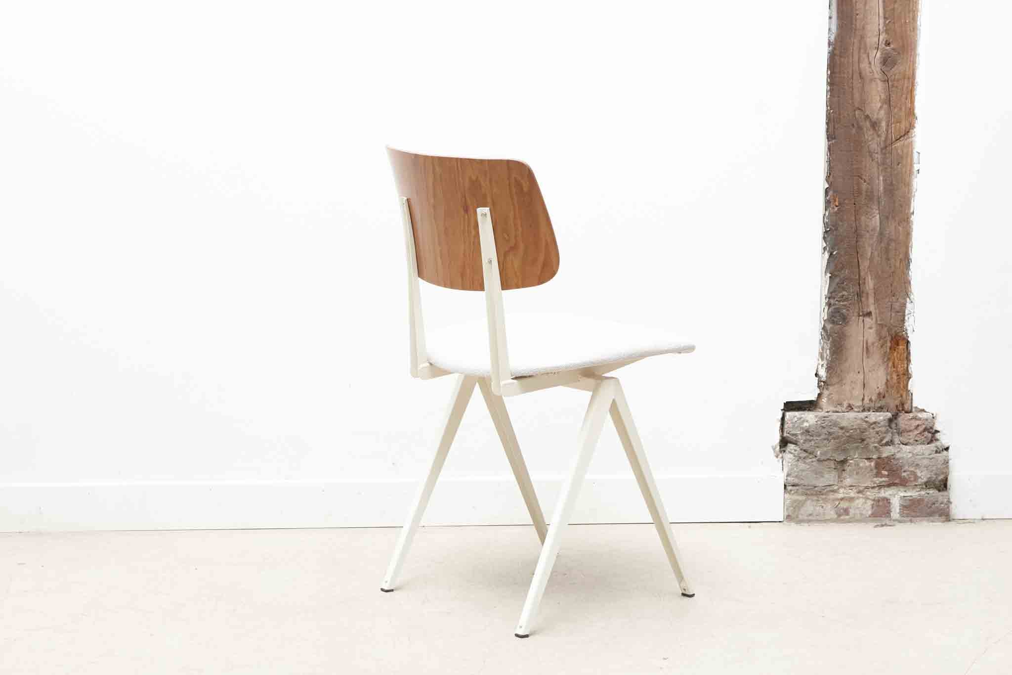 Chaise Galvanitas S16 réédition chêne tapissée