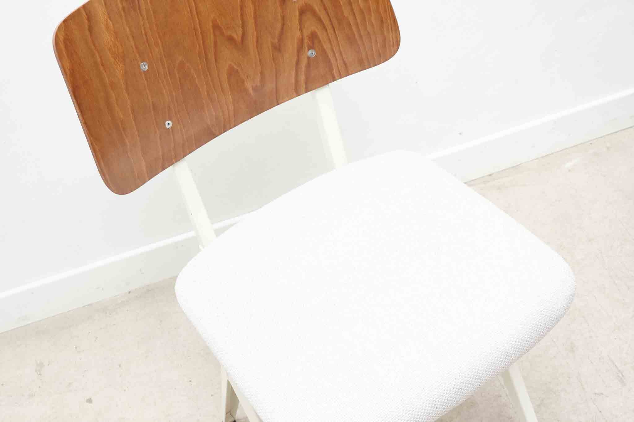 Chaise Galvanitas S16 réédition chêne tapissée