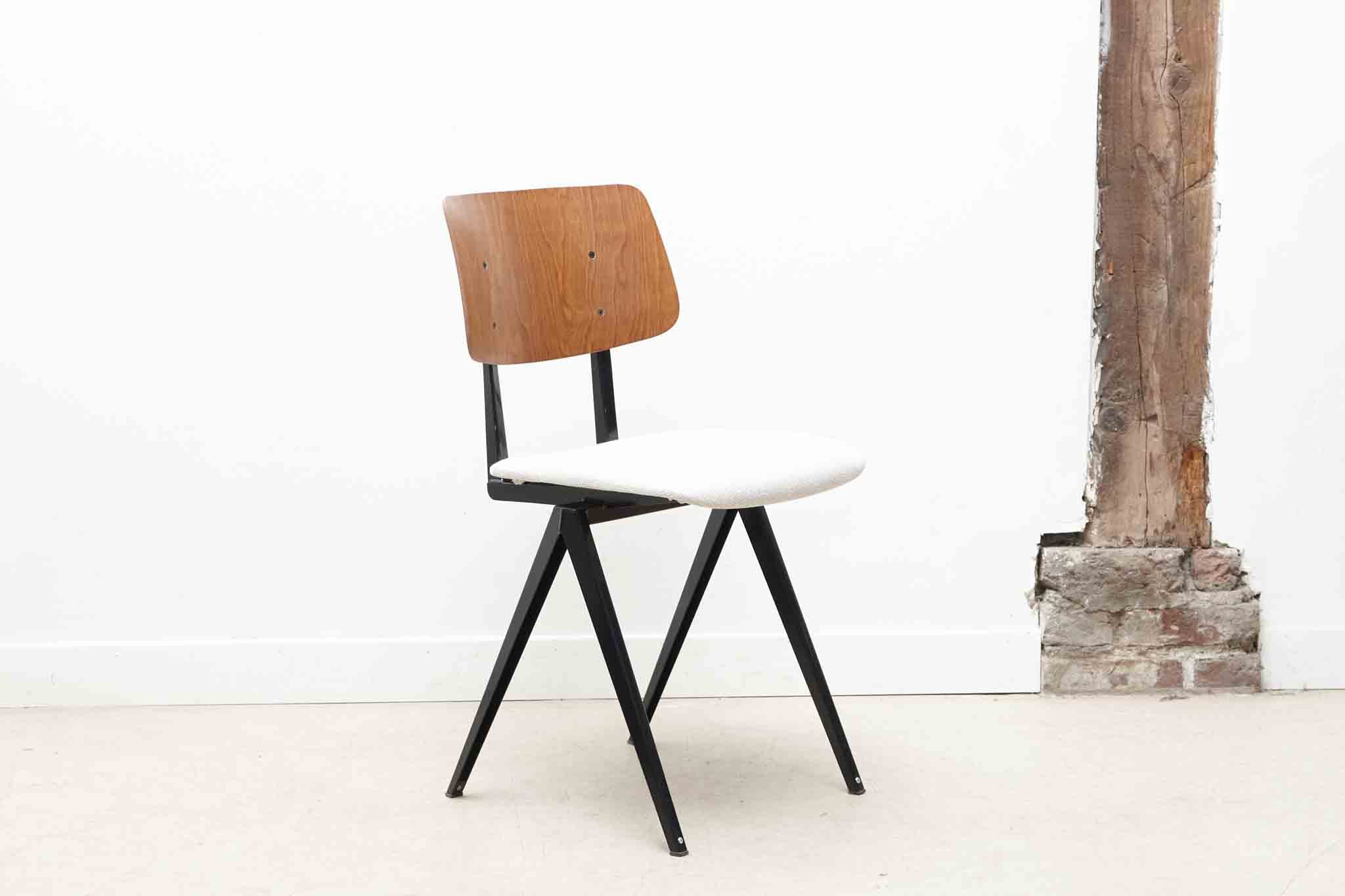 Chaise Galvanitas S16 réédition chêne tapissée