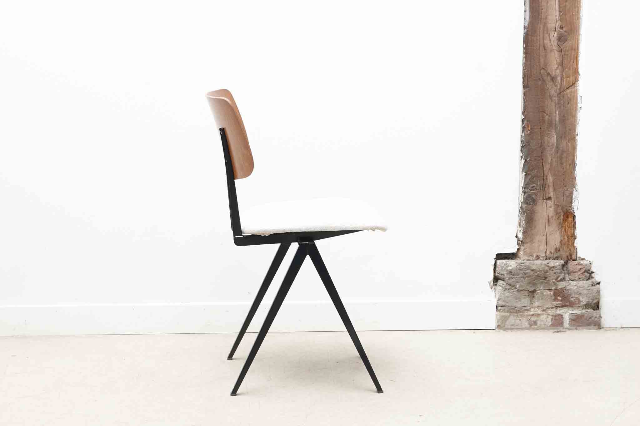 Chaise Galvanitas S16 réédition chêne tapissée