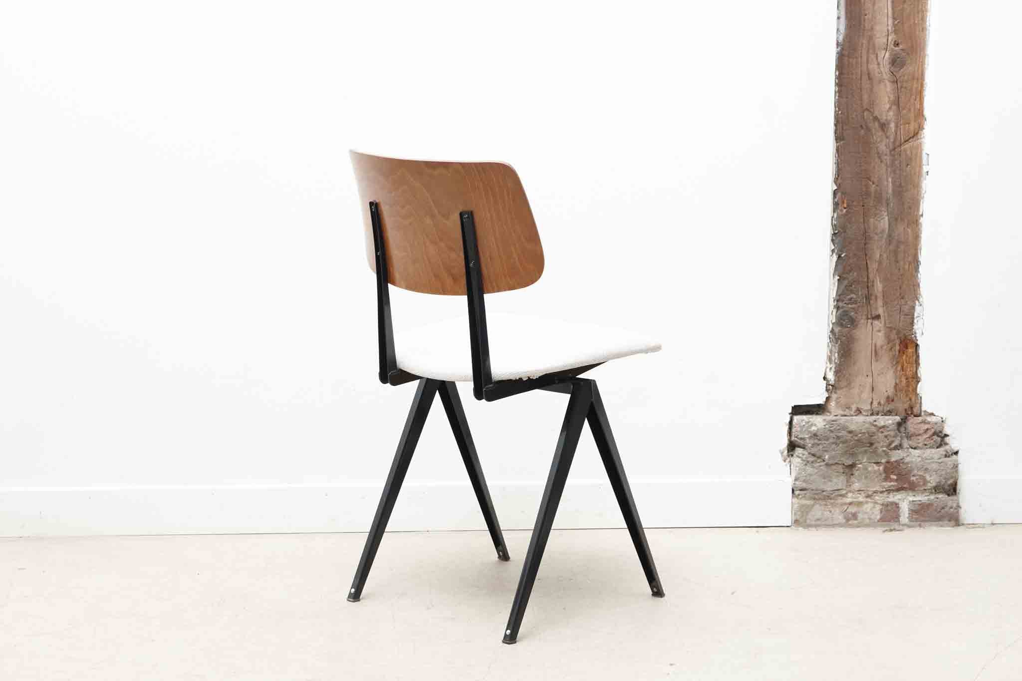 Chaise Galvanitas S16 réédition chêne tapissée