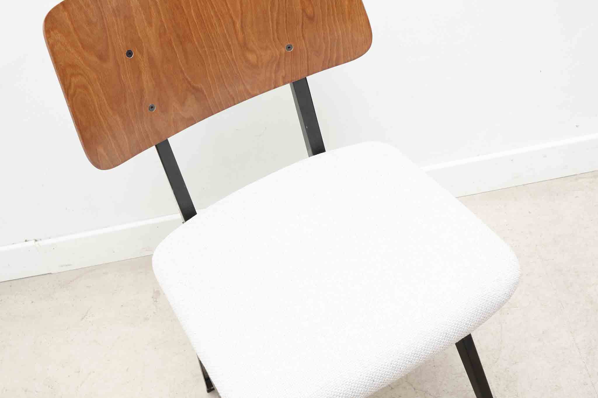 Chaise Galvanitas S16 réédition chêne tapissée Cartel de Belleville