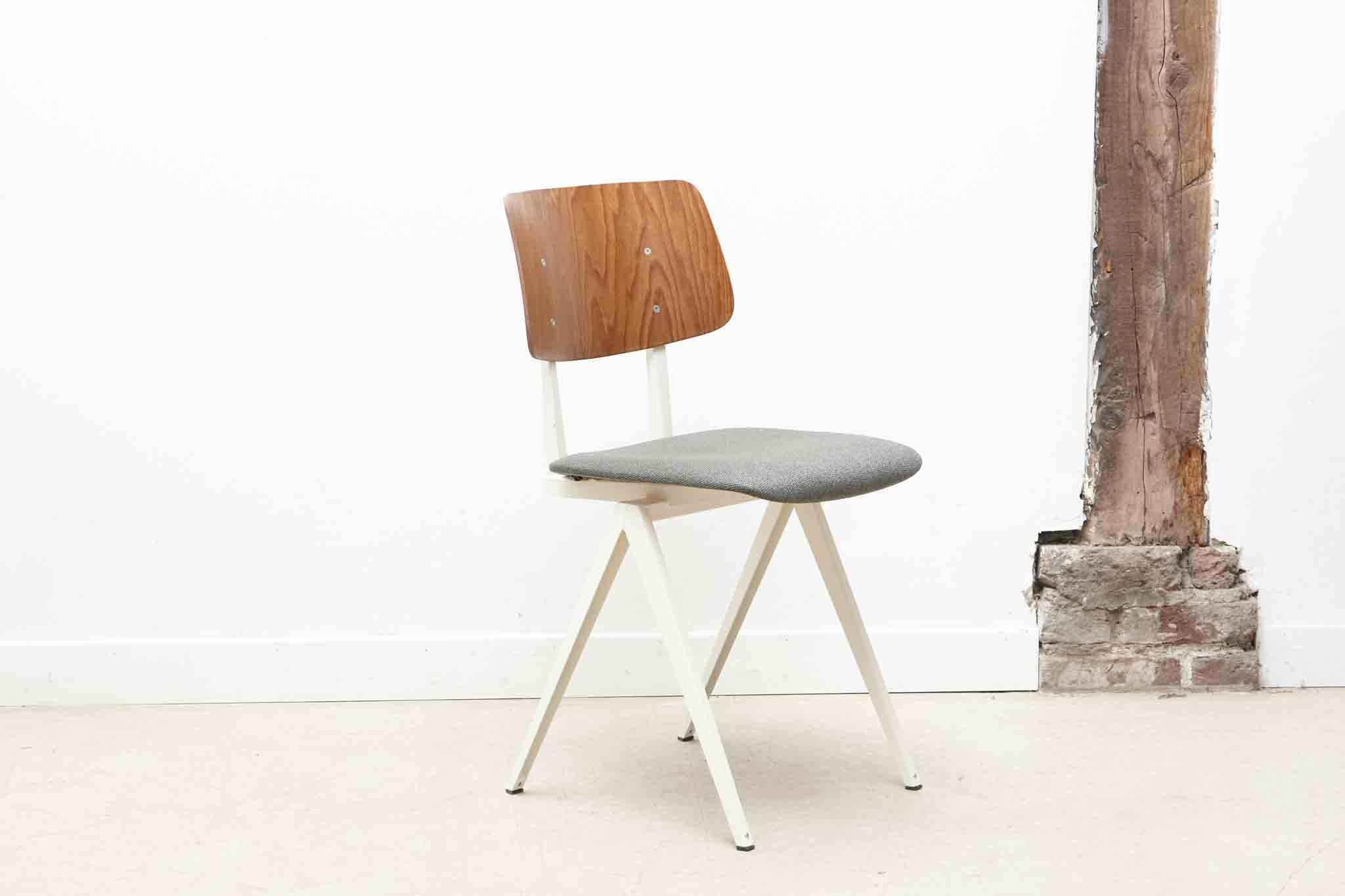 Chaise Galvanitas S16 réédition chêne tapissée