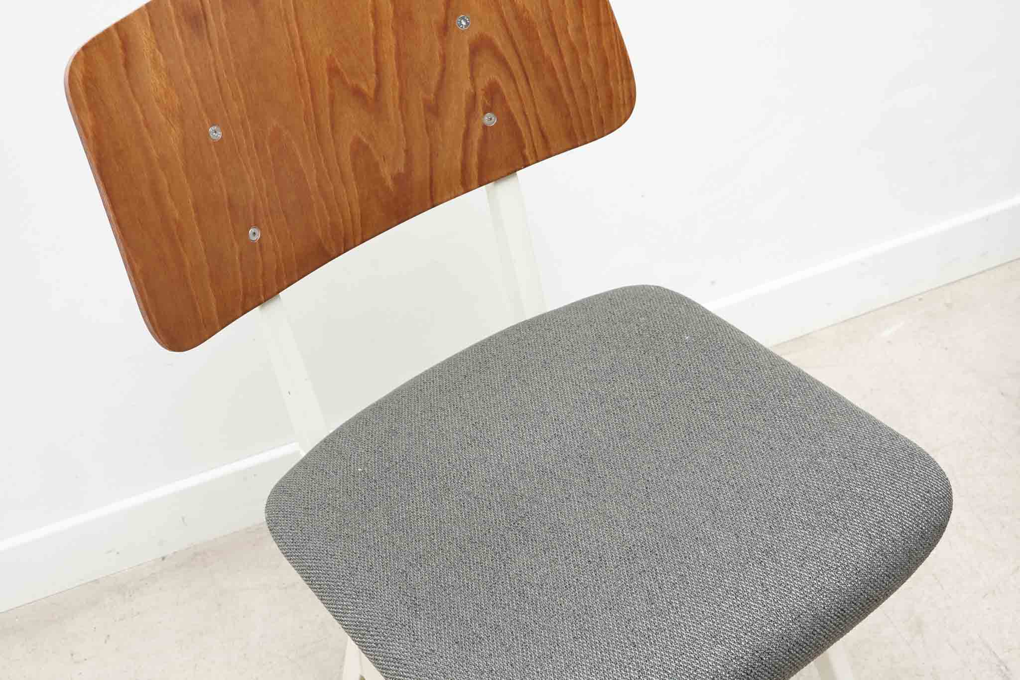 Chaise Galvanitas S16 réédition chêne tapissée