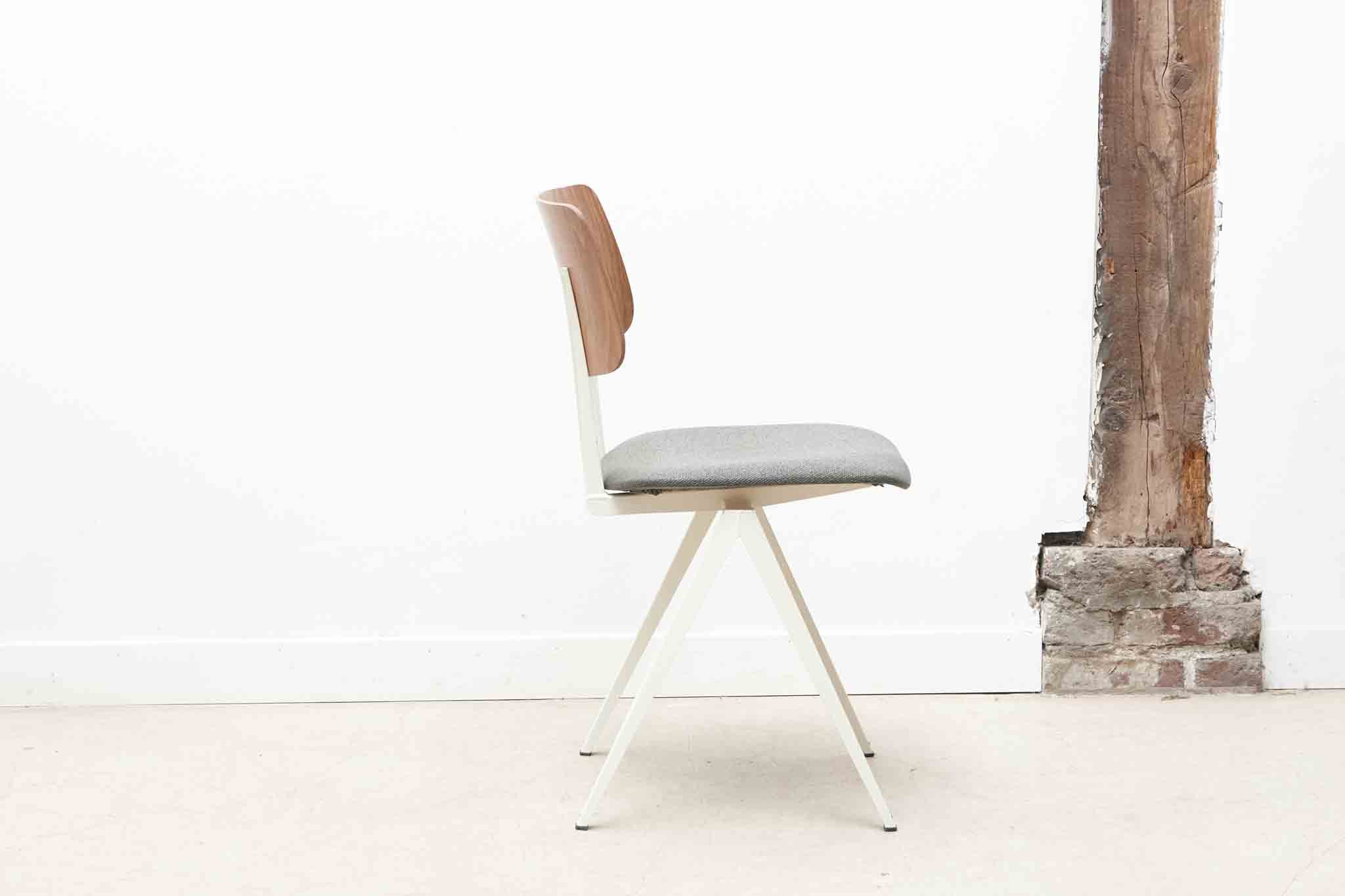 Chaise Galvanitas S16 réédition chêne tapissée Cartel de Belleville