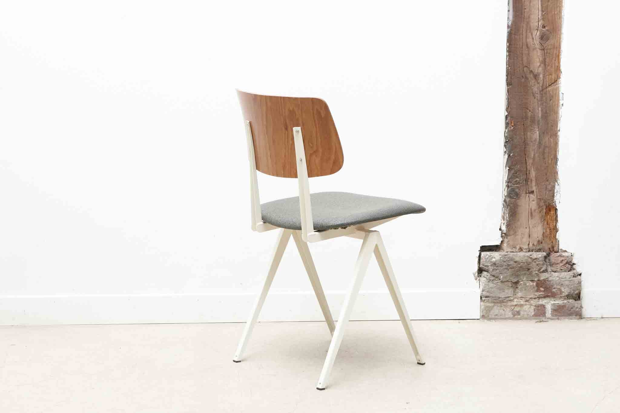 Chaise Galvanitas S16 réédition chêne tapissée Cartel de Belleville