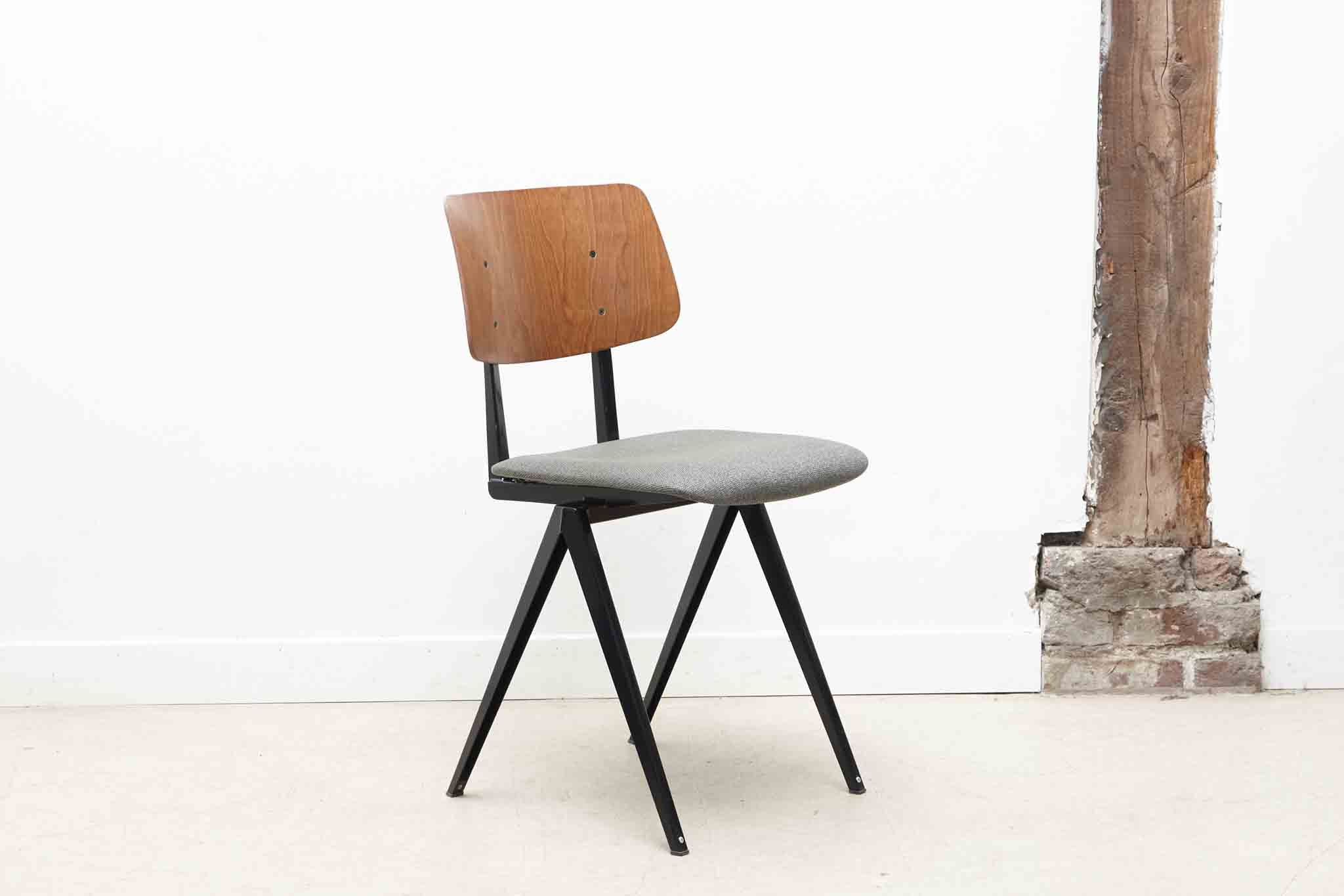 Chaise Galvanitas S16 réédition chêne tapissée