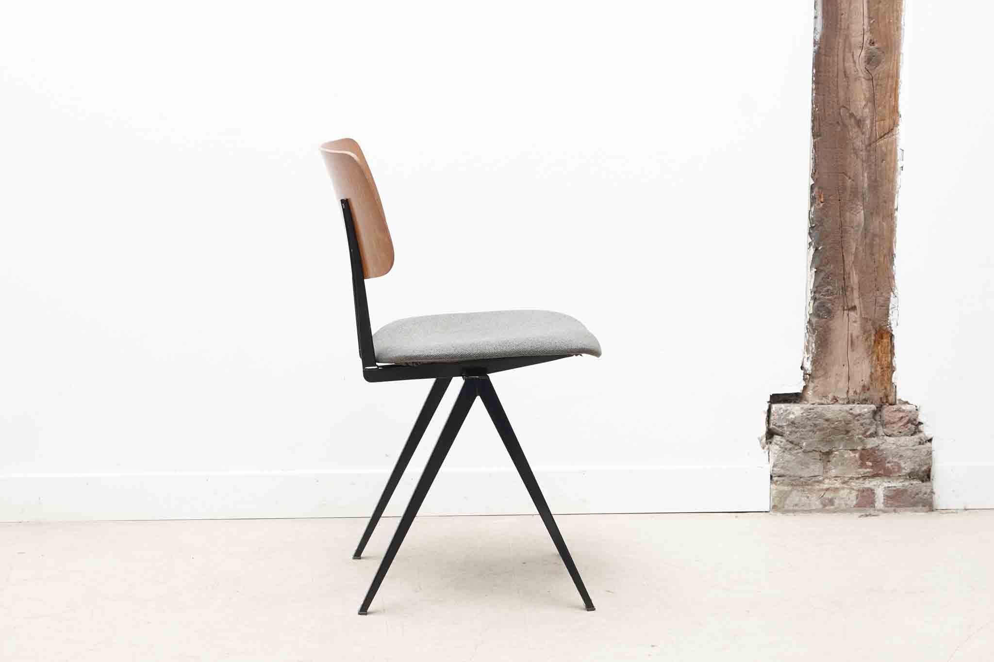 Chaise Galvanitas S16 réédition chêne tapissée Cartel de Belleville