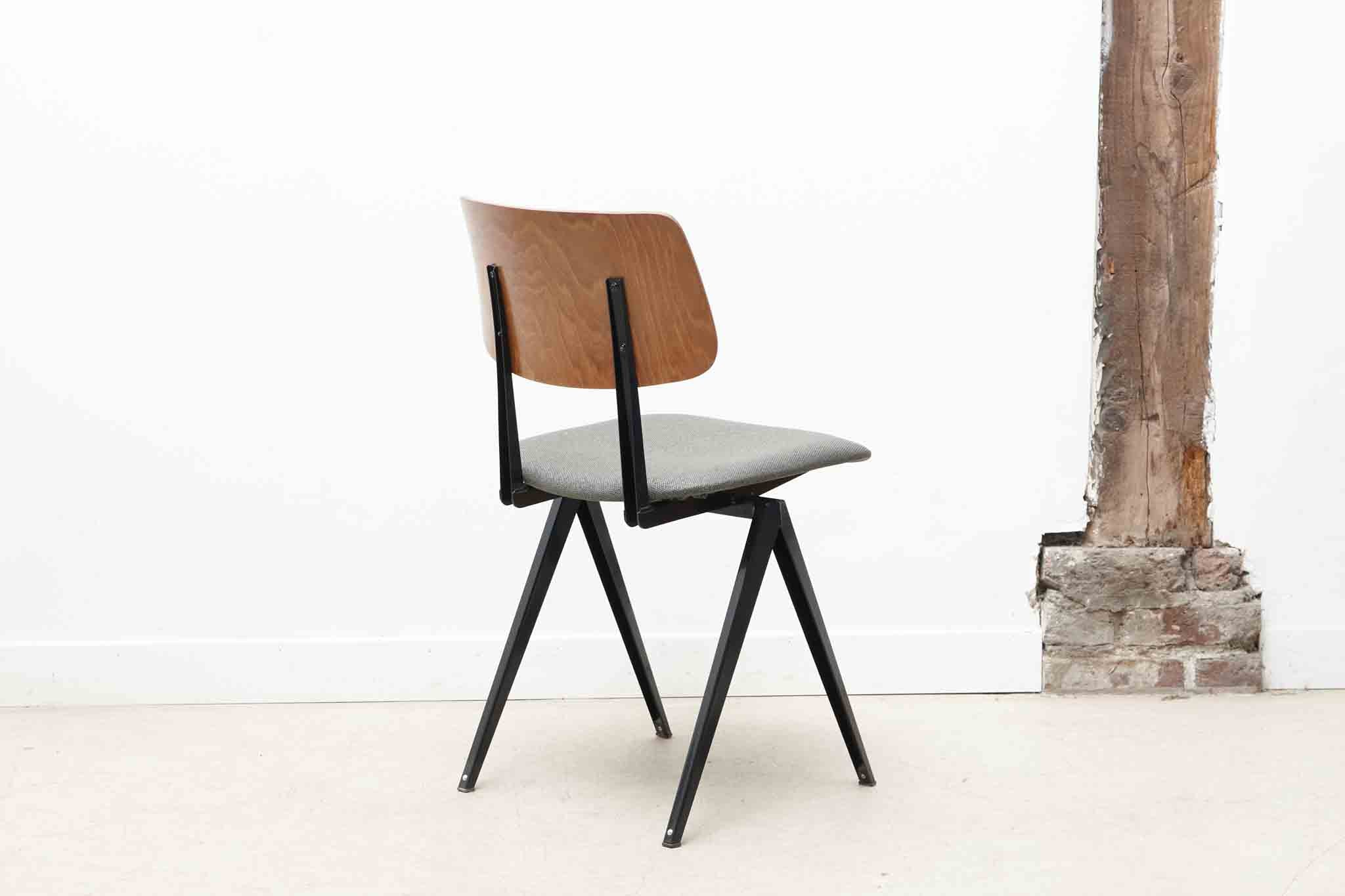 Chaise Galvanitas S16 réédition chêne tapissée