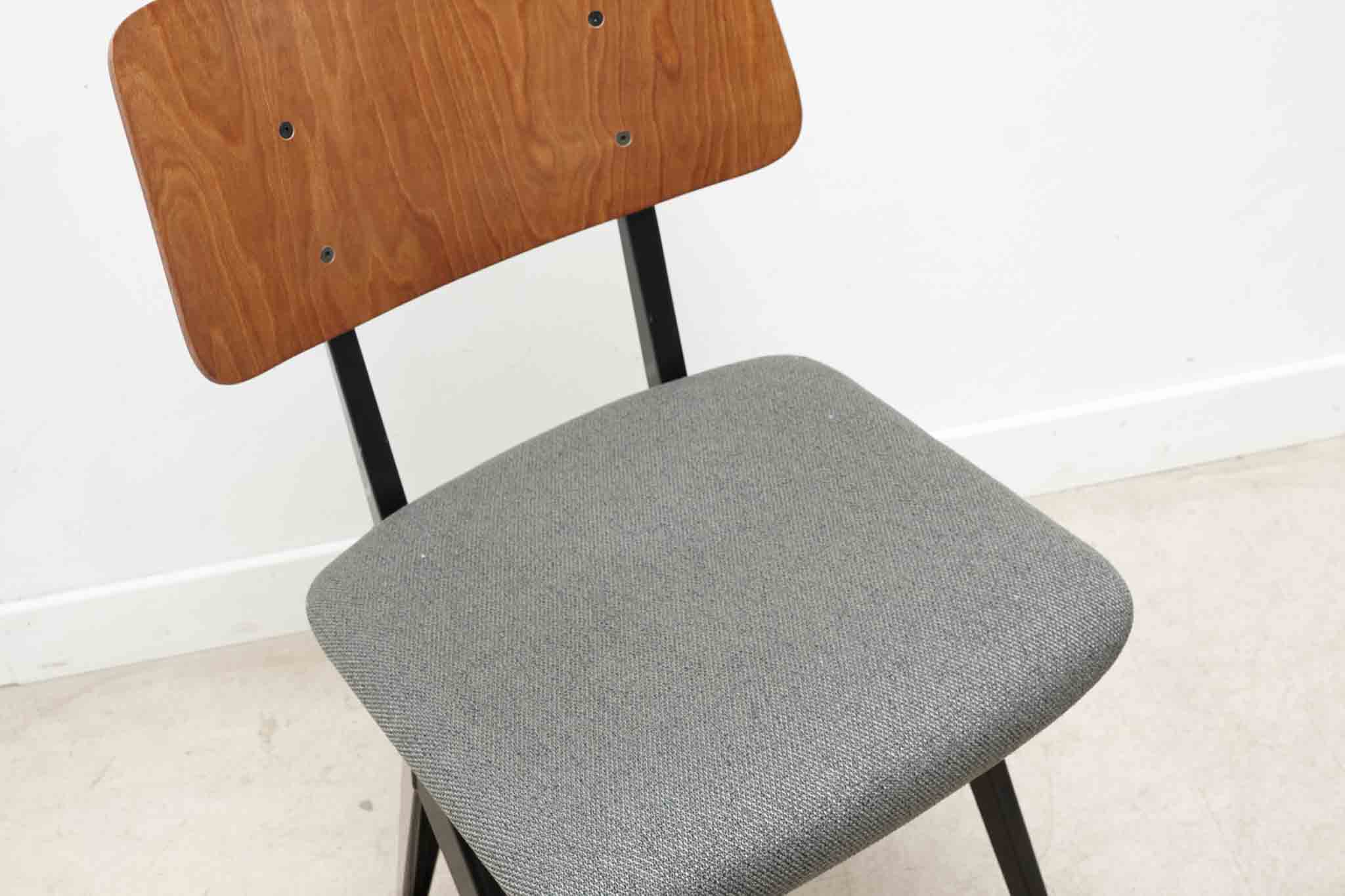 Chaise Galvanitas S16 réédition chêne tapissée