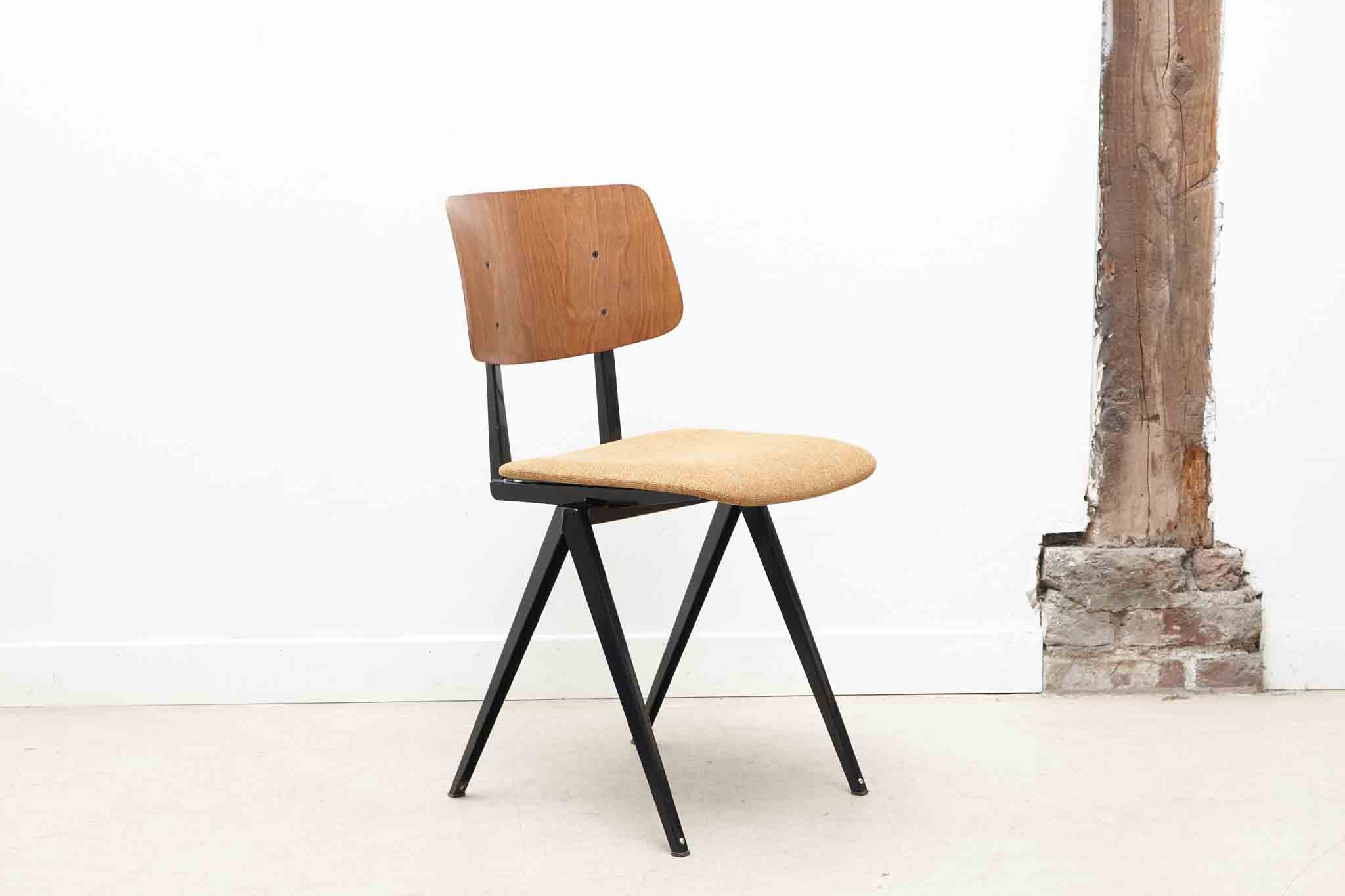 Chaise Galvanitas S16 réédition chêne tapissée