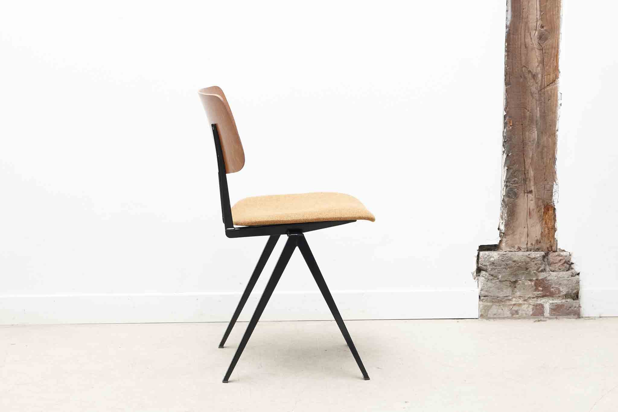 Chaise Galvanitas S16 réédition chêne tapissée