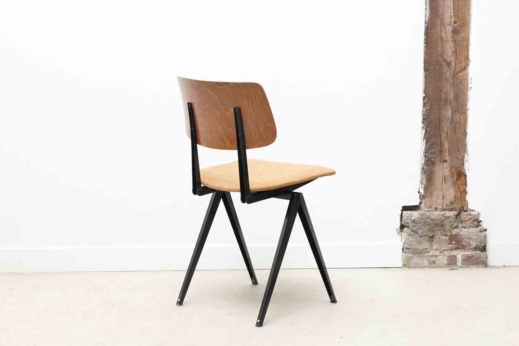 Chaise Galvanitas S16 réédition chêne tapissée