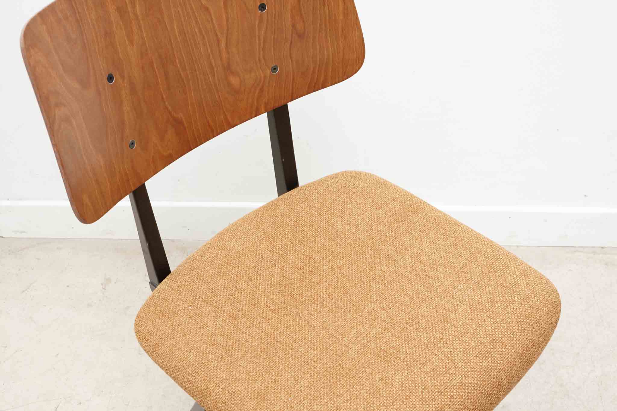 Chaise Galvanitas S16 réédition chêne tapissée