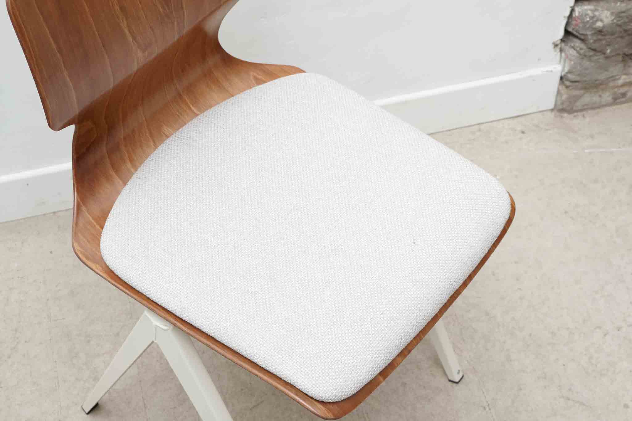 Chaise Galvanitas s19 réédition chêne - cintrée / tapissée