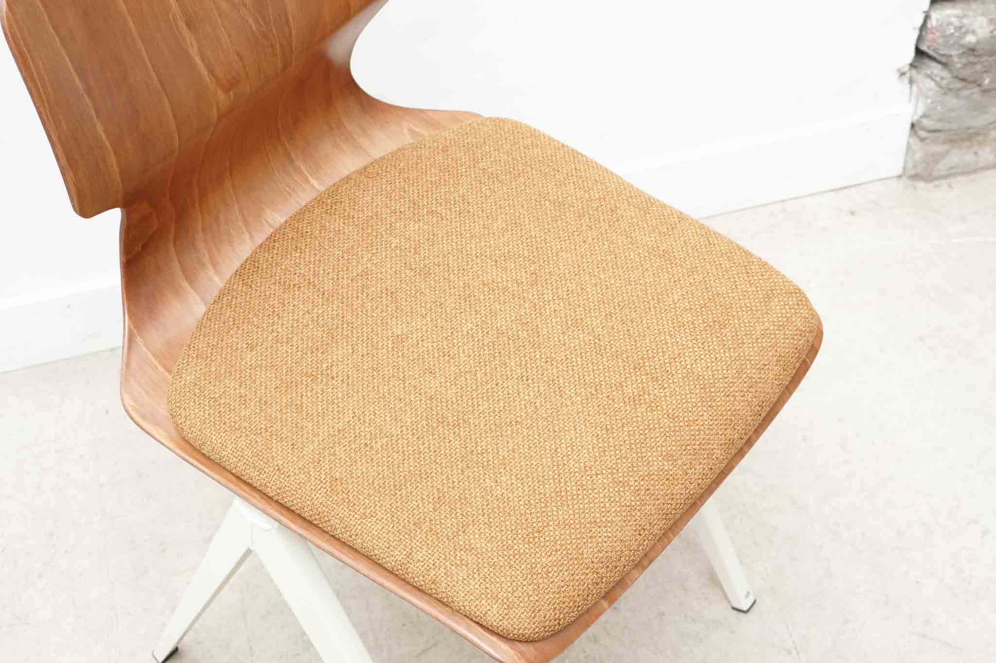 Chaise Galvanitas s19 réédition chêne - cintrée / tapissée