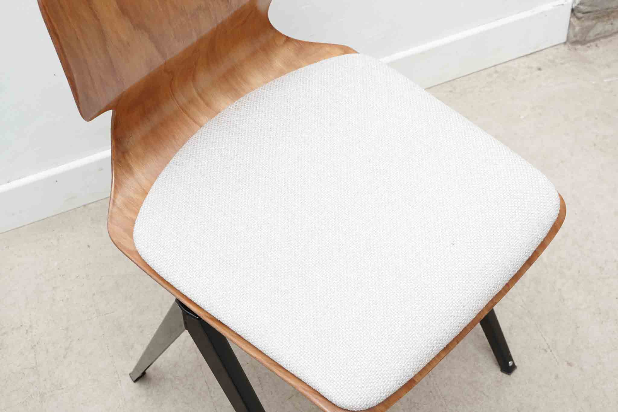 Chaise Galvanitas s19 réédition chêne - cintrée / tapissée