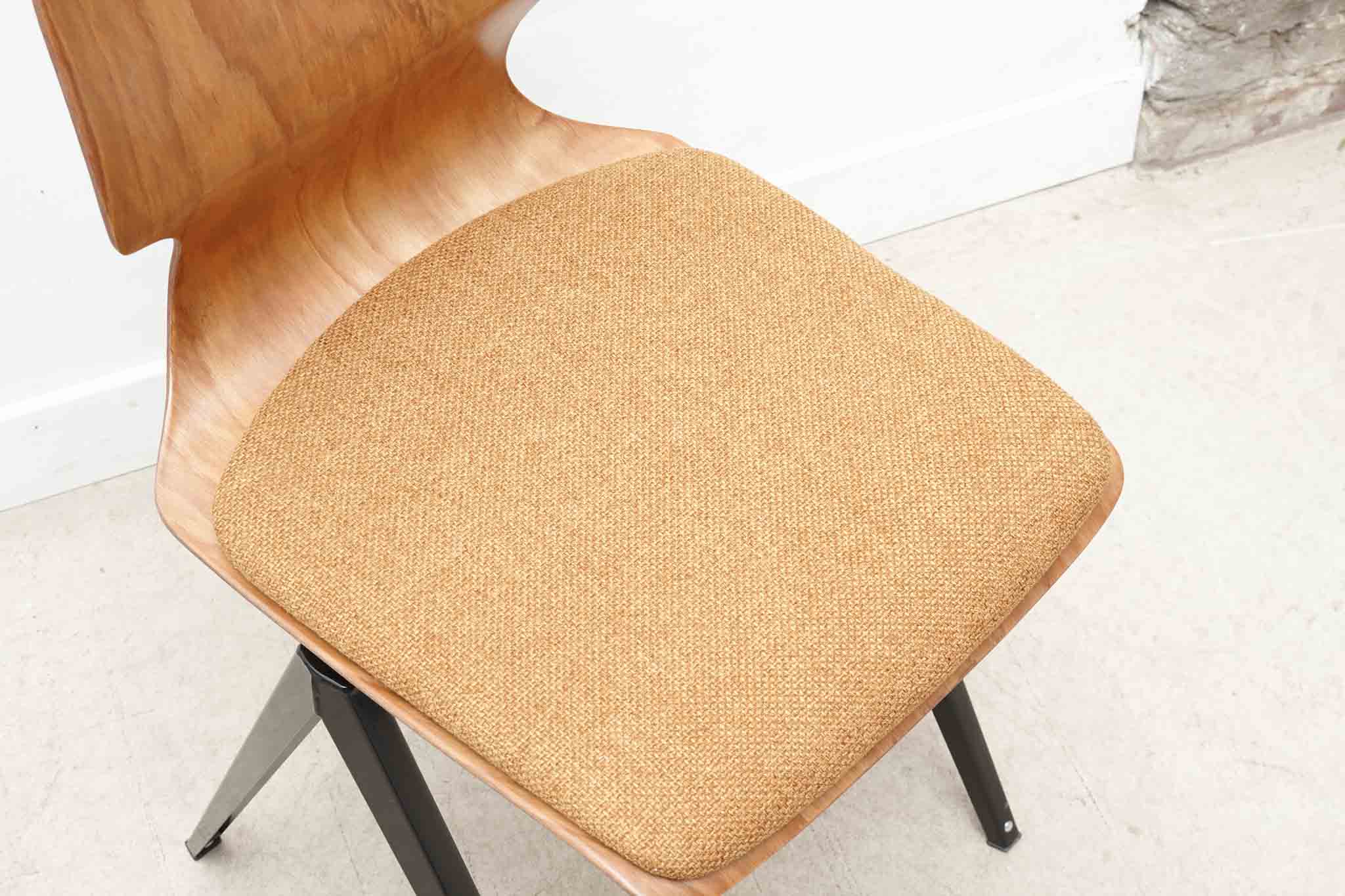 Chaise Galvanitas s19 réédition chêne - cintrée / tapissée