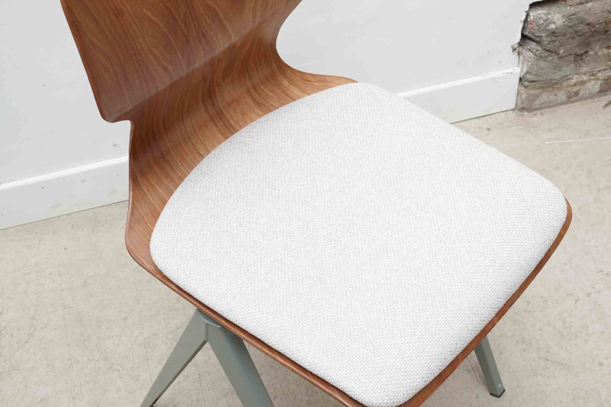 Chaise Galvanitas s19 réédition chêne - cintrée / tapissée