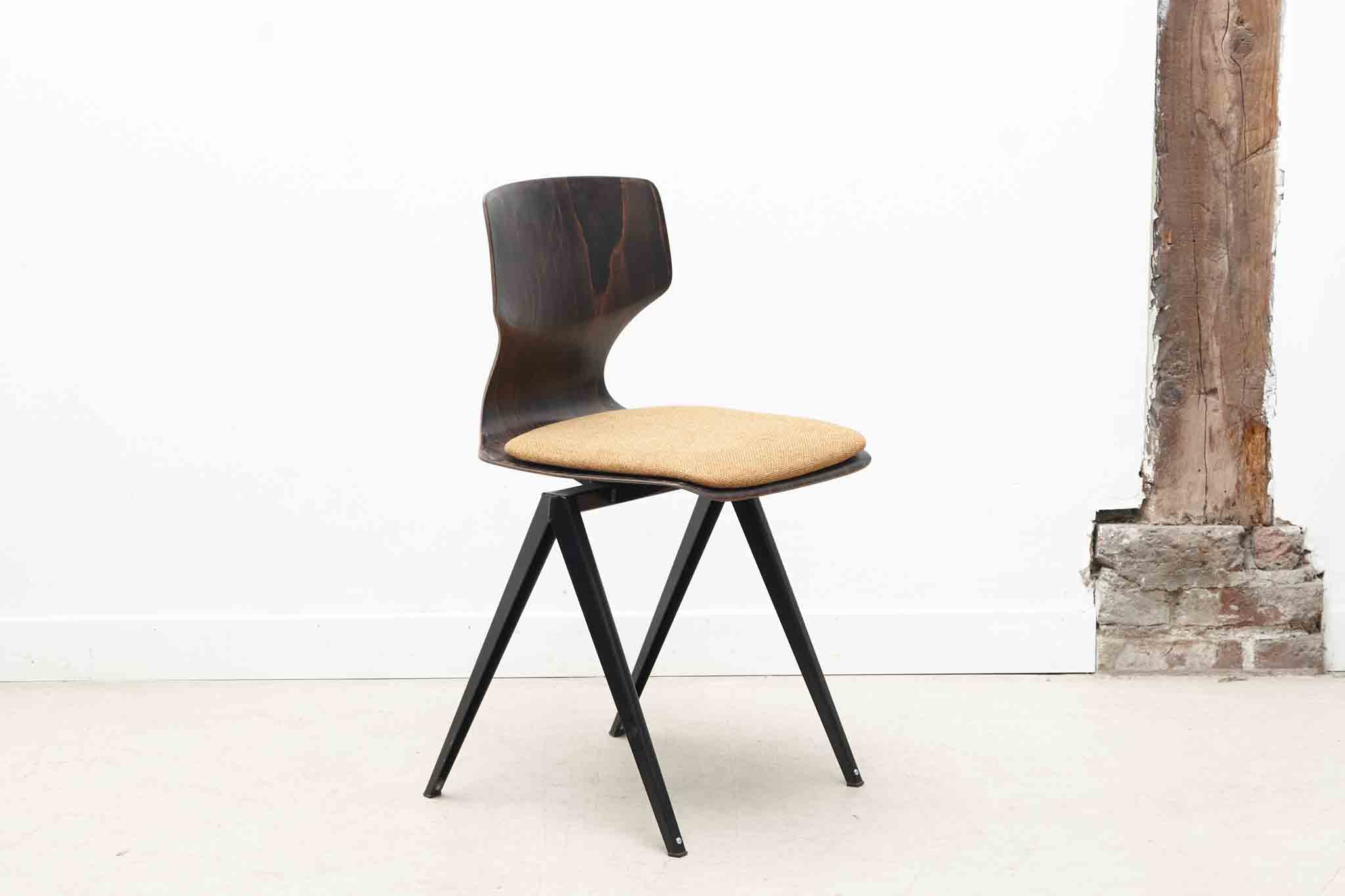 Chaise Galvanitas s19 réédition ébène / noir - cintrée / tapissée