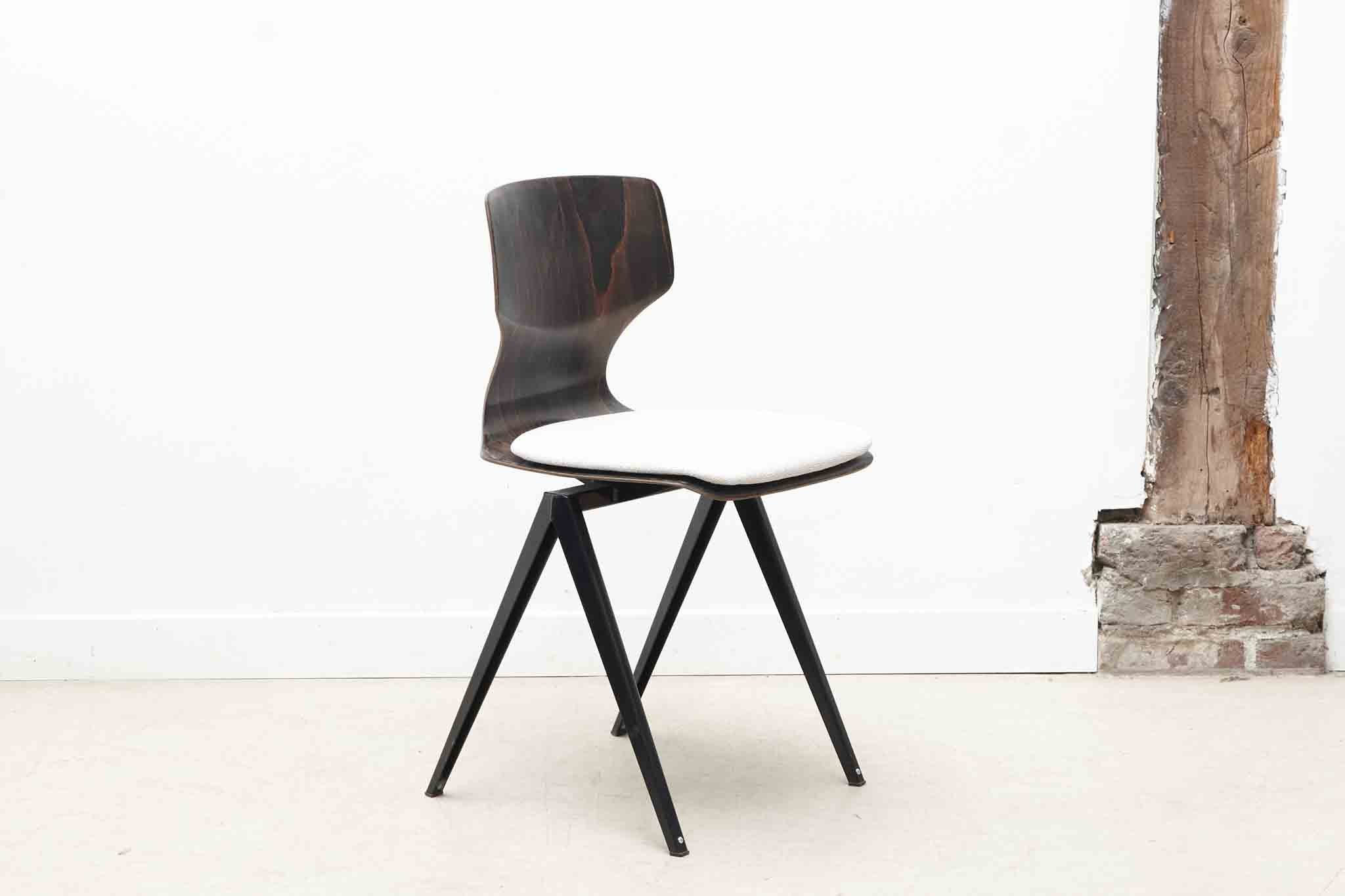 Chaise Galvanitas s19 réédition ébène / noir - cintrée / tapissée