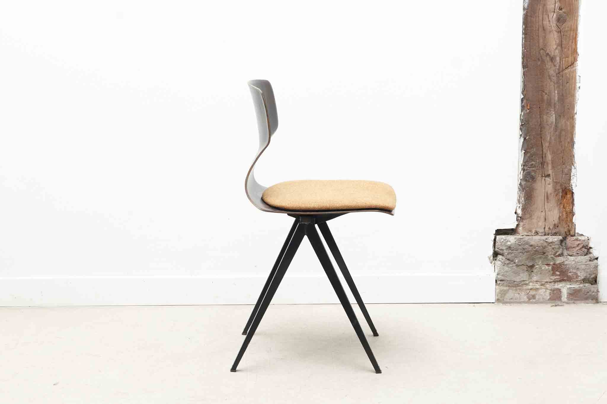 Chaise Galvanitas s19 réédition ébène / noir - cintrée / tapissée