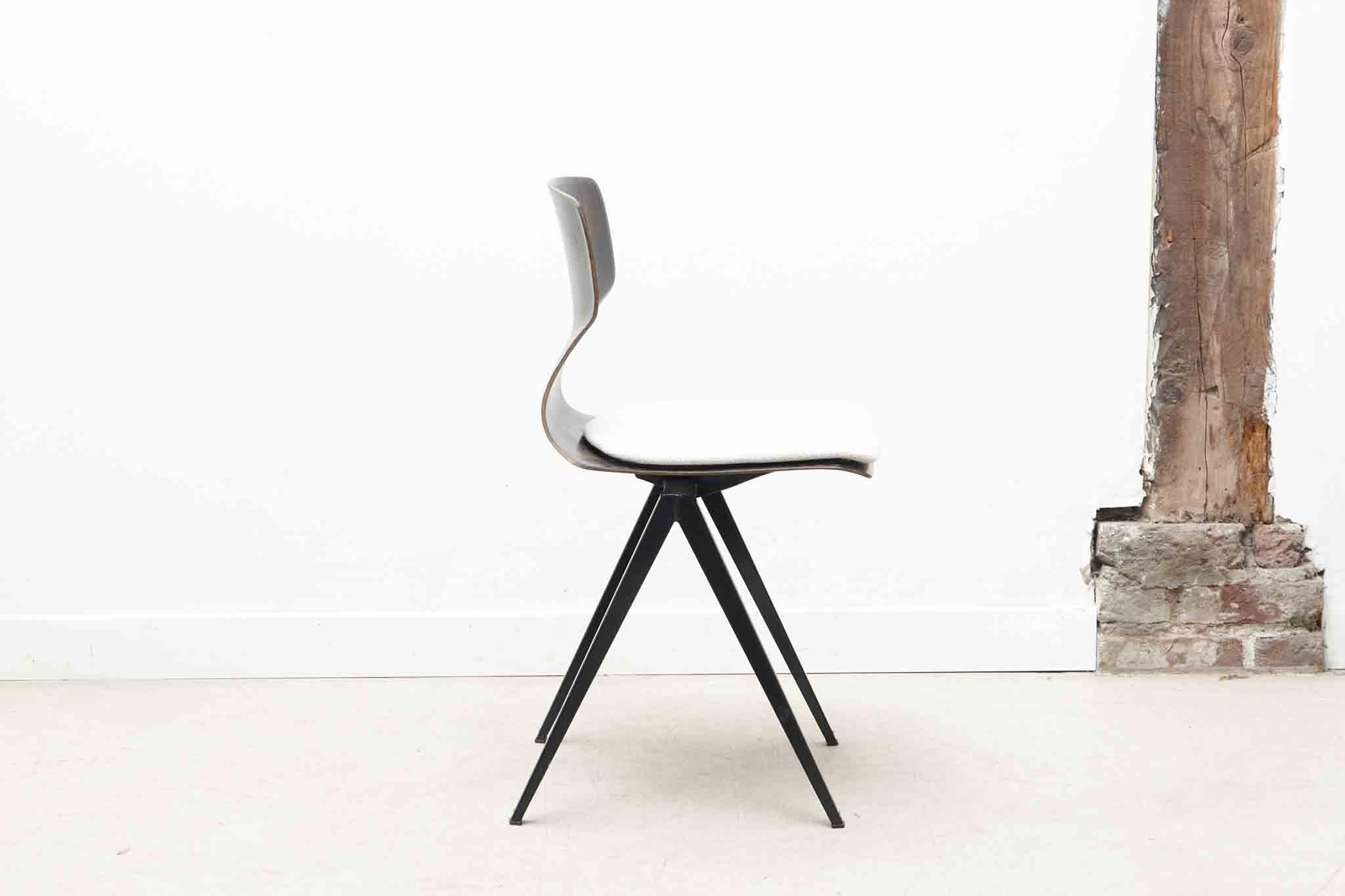 Chaise Galvanitas s19 réédition ébène / noir - cintrée / tapissée