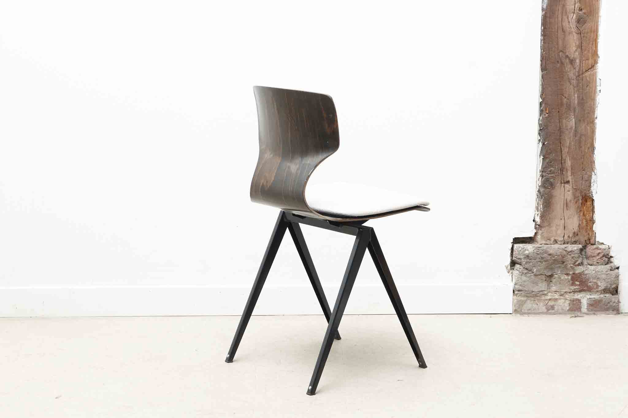 Chaise Galvanitas s19 réédition ébène / noir - cintrée / tapissée