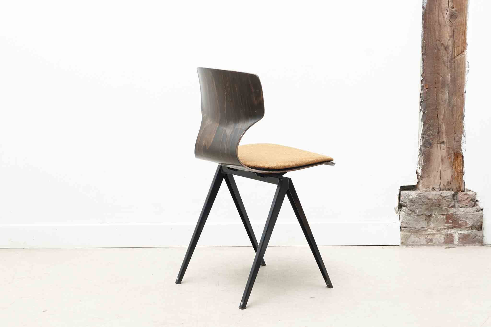 Chaise Galvanitas s19 réédition ébène / noir - cintrée / tapissée