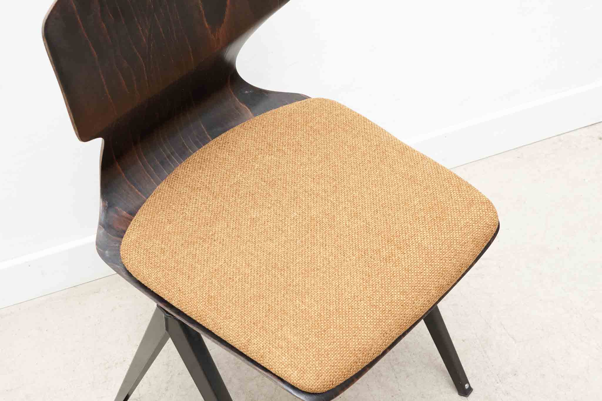 Chaise Galvanitas s19 réédition ébène / noir - cintrée / tapissée