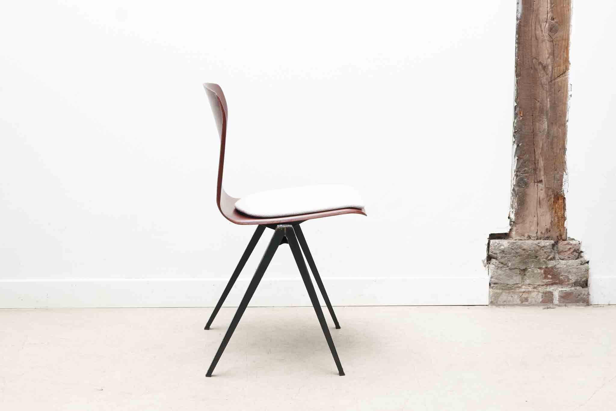 Chaise Galvanitas S22 - tapissée Cartel de Belleville