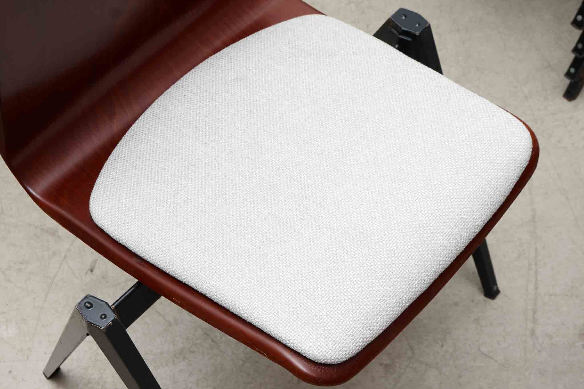 Chaise Galvanitas S22 - tapissée Cartel de Belleville