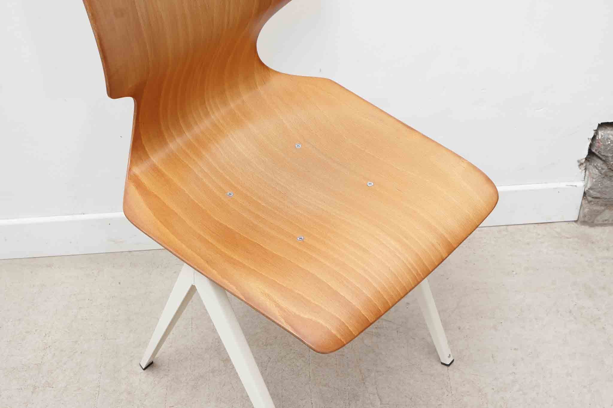 Chaise Galvanitas S19 réédition coque cintrée vintage hêtre Cartel de Belleville