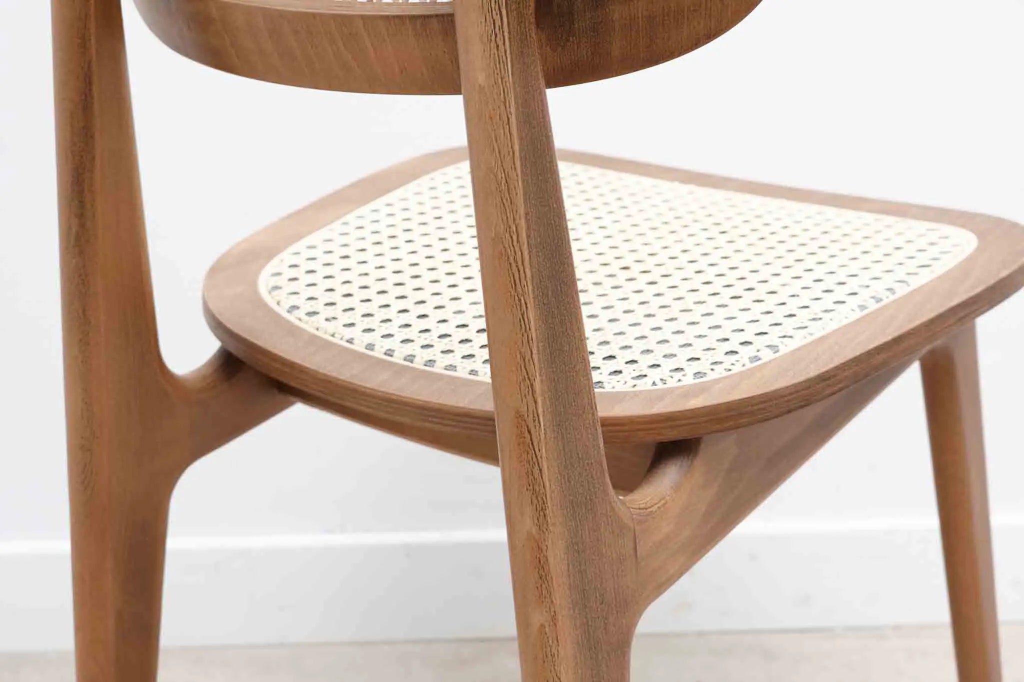 Chaise en bois et rotin style Japonais Cartel de Belleville