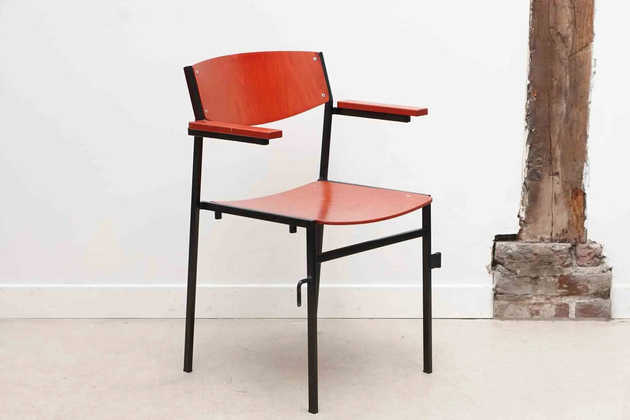 Chaises Gijs van der Sluis rouge et noir Cartel de Belleville