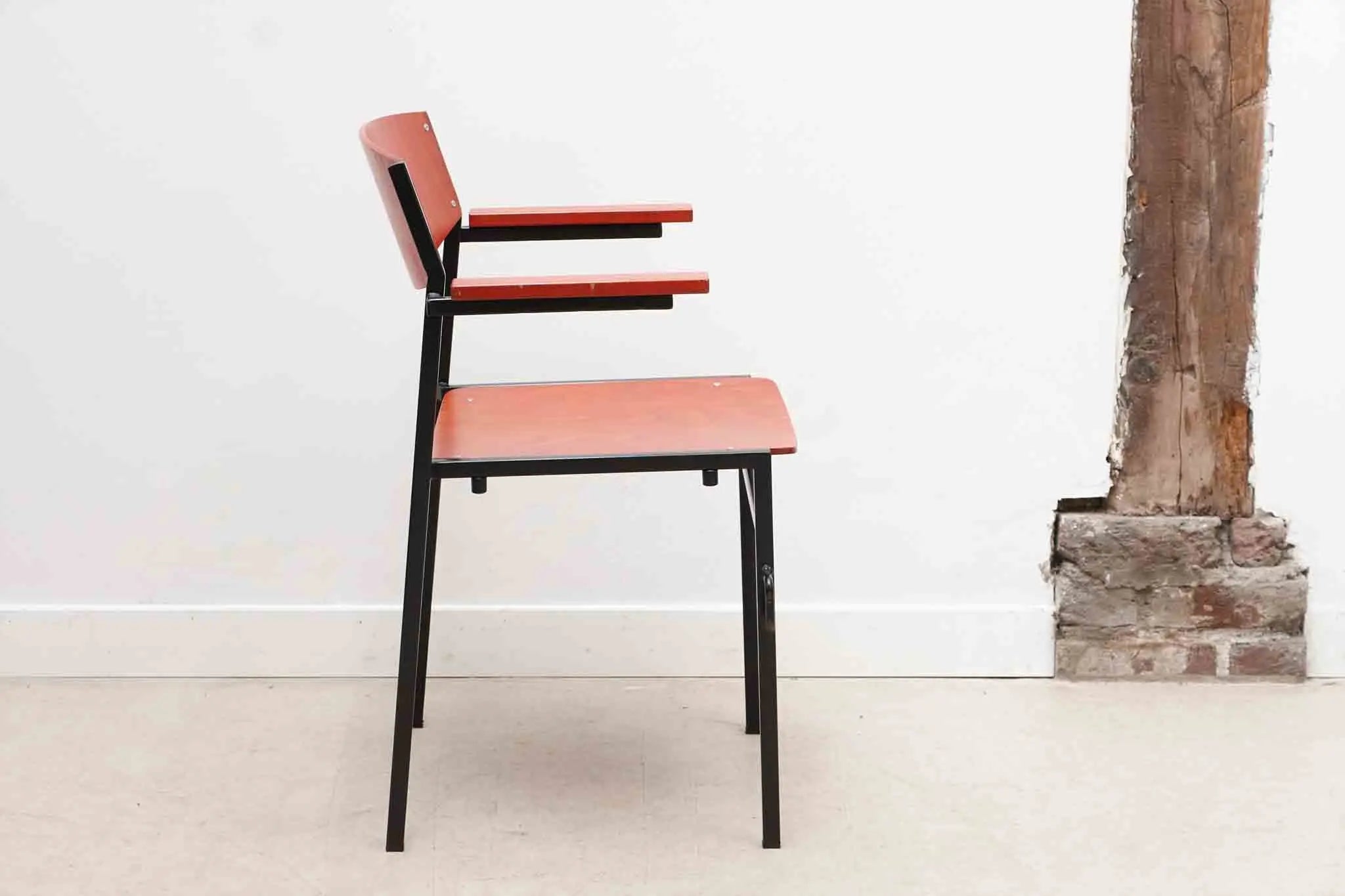 Chaises Gijs van der Sluis rouge et noir Cartel de Belleville